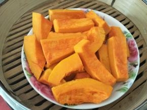 南瓜去皮去瓢，切小块上蒸笼蒸熟，取150克南瓜肉