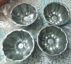 准备一套好的模具是很有必要的，4寸ACA南瓜模，沉甸甸的手感，非常容易脱模