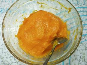 用勺子把南瓜压成泥状