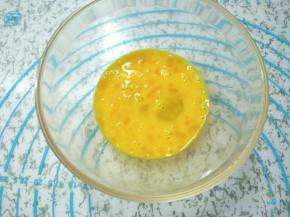 把鸡蛋打散，配方用10克，剩下的蛋液留着涂面包表面