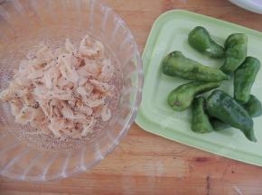 虾皮洗净取出杂质，尖椒洗净