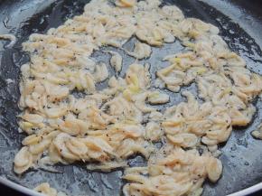 煸炒至颜色变黄