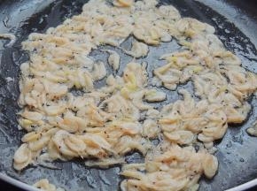 煸炒至颜色变黄