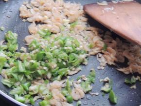 放入尖椒碎翻炒