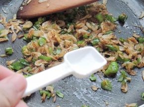 加入盐翻炒均匀