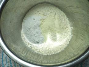 把面粉、奶粉，细砂糖放一起混合，拌均匀