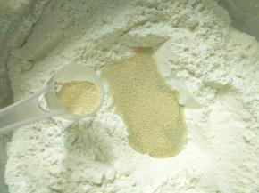 拌好的粉类，挖一个洞，倒入10克温开水，倒入酵母，静置几分钟发酵