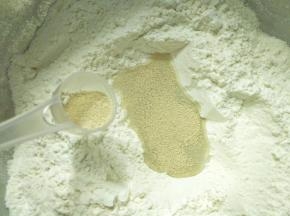 拌好的粉类，挖一个洞，倒入10克温开水，倒入酵母，静置几分钟发酵