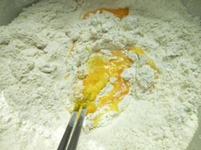 倒入10克蛋液，继续拌均匀