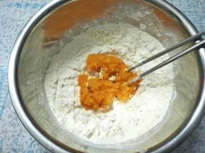 倒入南瓜泥，先拌一拌匀，再抓揉成团，揉到变成光滑的面团