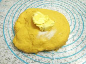 加入软化的黄油、盐，继续揉