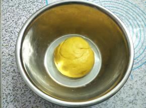 放入大碗中，盖膜进行第一次发酵