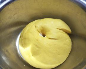 温差不同发酵时间也有差距，观察发酵状态，发到二倍大，手指沾面粉戳下去，洞口不回缩就是发酵到位了