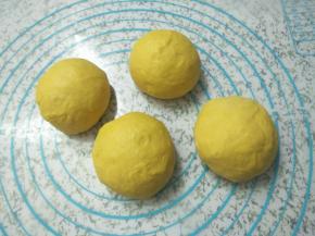 分成四等份，分别揉圆