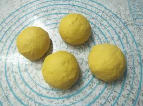 分成四等份，分别揉圆
