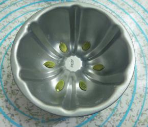 把南瓜子摆在模具底部