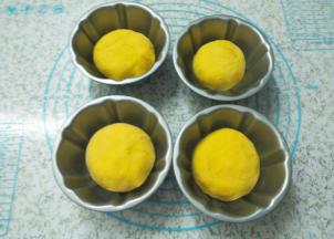 依次摆好四个面包坯