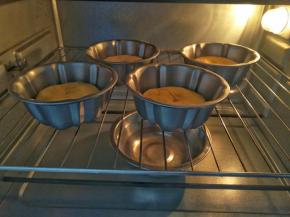 放进烤箱，底部放一碗热水保湿，开发酵功能38度，发酵约40分钟