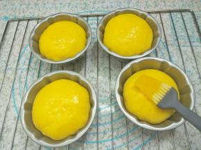 发到八、九分满，拿出来，同时180度预热烤箱，给面包表面刷上一层薄薄的蛋液