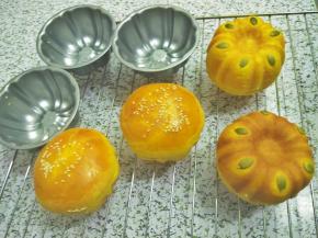 轻轻一倒，就完全脱模，最主要的，面包两面都很漂亮