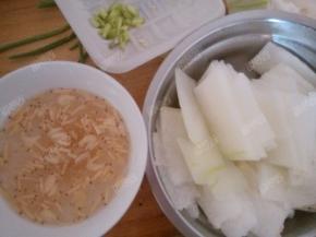 冬瓜切片，虾皮洗净浸泡片刻去掉一些咸味