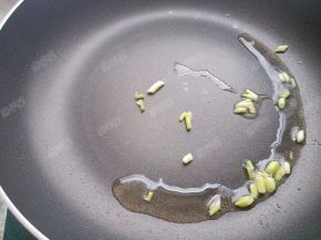 热锅冷油爆香葱末