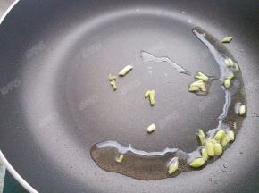 热锅冷油爆香葱末