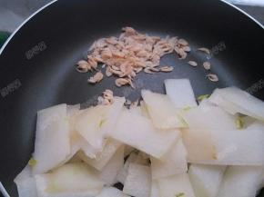 冬瓜变软后拨到一边，放入虾皮炒至变色
