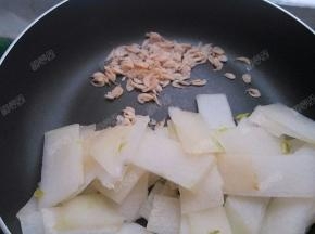 冬瓜变软后拨到一边，放入虾皮炒至变色