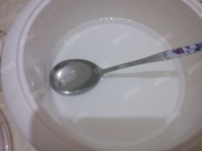 倒入沸水，将酸奶机内胆和搅拌用的勺子都浸泡消毒