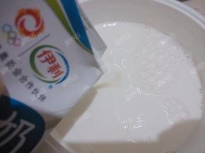 将纯牛奶倒入干净的酸奶机内胆