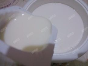 然后倒入原味酸奶