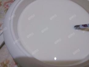 用勺子搅拌均匀