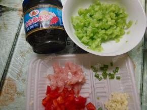 苦瓜切末，肉切末，大蒜、葱、红椒切末