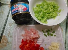 苦瓜切末，肉切末，大蒜、葱、红椒切末