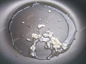 锅热油，爆香蒜末
