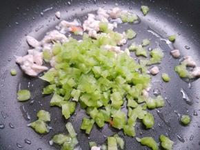 倒入苦瓜碎翻炒断生