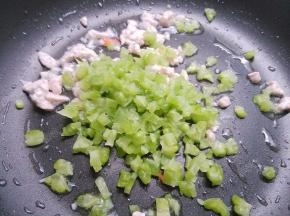 倒入苦瓜碎翻炒断生