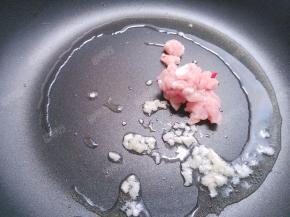 放入肉末滑炒变色