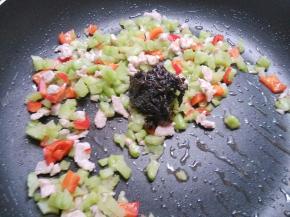 放入橄榄菜翻炒均匀