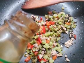 加入蚝油炒匀即可关火