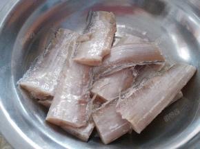 带鱼解冻用盐、料酒腌制半小时