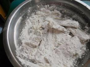 带鱼碗种放入干淀粉，将带鱼表面沾满