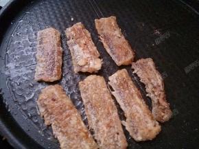 一面煎好后翻面继续煎