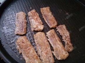 一面煎好后翻面继续煎