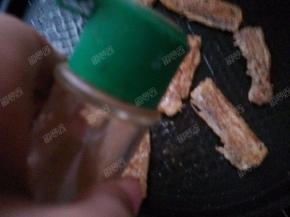 两面煎至金黄后撒上椒盐粉