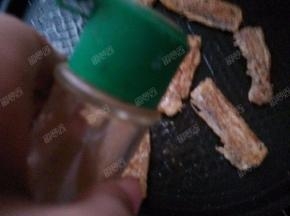 两面煎至金黄后撒上椒盐粉