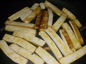 两面煎至金黄。