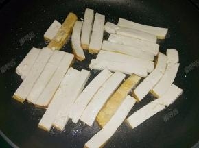 放入香干。