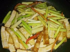 沿锅边淋入少量水焖两分钟。